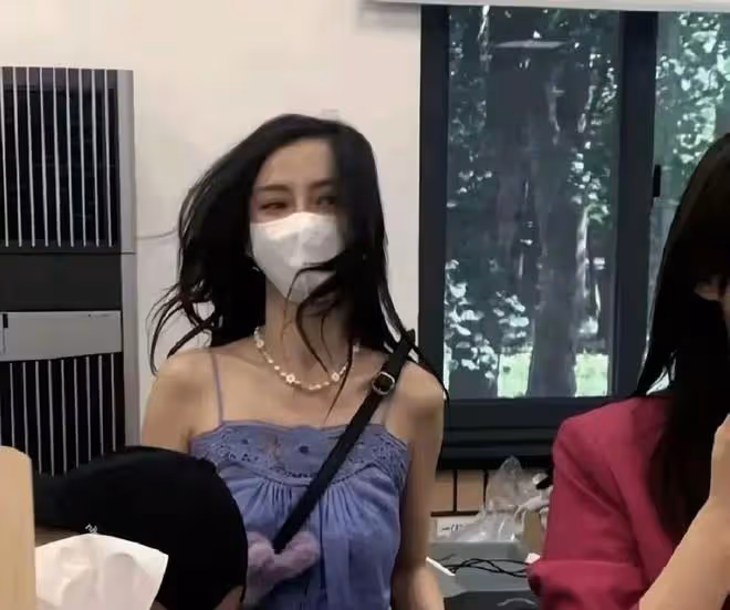 董卿兒子和黃曉明兒子竟是同學,他們現身學校,和家長們親切合影