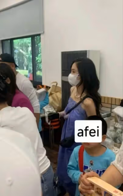 董卿兒子和黃曉明兒子竟是同學,他們現身學校,和家長們親切合影
