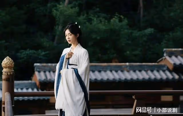 楊超越又一部好劇來襲!陣容非常強大,白衣造型破碎感十足
