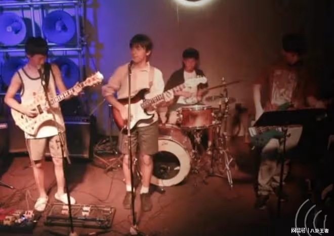曝諾一近照!氣質憂鬱變王子,組樂隊在酒吧唱歌,不輸賈斯汀比伯