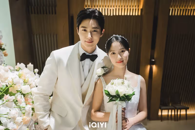 ㄍㄟˋ婚了啦！邊佑錫《背著善宰跑》婚紗神似玄孫CP　金惠奫笑曝「交往真相」