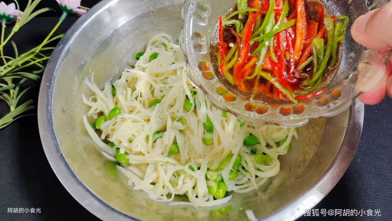 鮮毛豆和它絕配,後悔沒早發現!一燙一拌鮮到飛起,一口瞬間開胃、滿口清爽