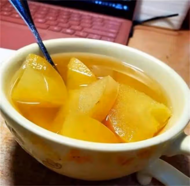 把蘋果放鍋里煮一煮,原來作用這麼大,皮膚好了睡眠也好了