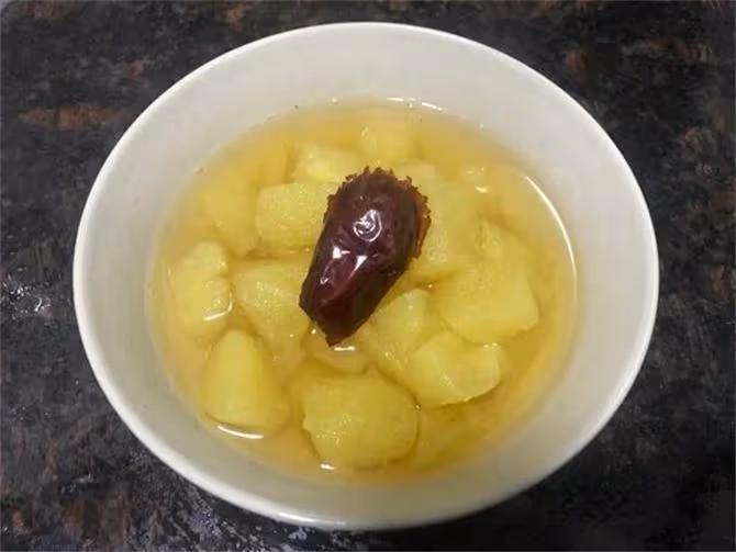 把蘋果放鍋里煮一煮,原來作用這麼大,皮膚好了睡眠也好了