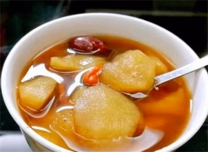 把蘋果放鍋里煮一煮,原來作用這麼大,皮膚好了睡眠也好了