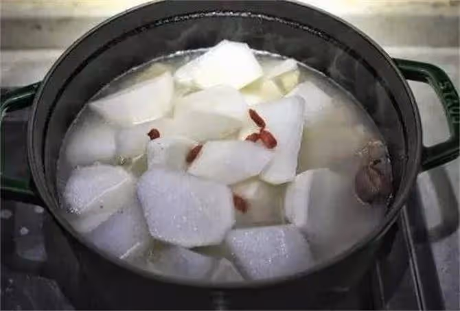秋冬季的白蘿蔔湯真好喝,這樣做湯鮮味美,我家一周吃六次