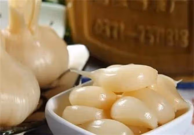 又到大蒜上市季節,在家做白醋泡大蒜,乾淨實惠,開胃又好吃