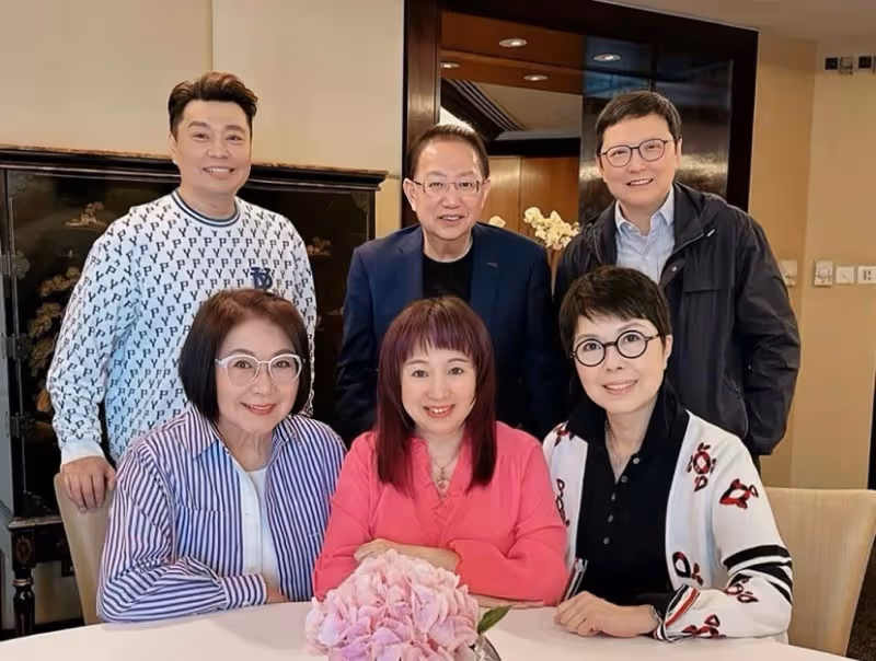 關菊英攜同性愛人參加好友聚會，戀愛多年形影不離，兩人越長越像