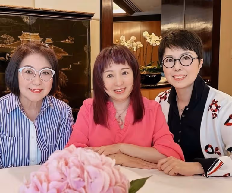 關菊英攜同性愛人參加好友聚會，戀愛多年形影不離，兩人越長越像