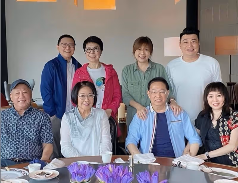 關菊英攜同性愛人參加好友聚會，戀愛多年形影不離，兩人越長越像