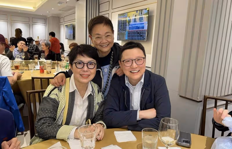 關菊英攜同性愛人參加好友聚會，戀愛多年形影不離，兩人越長越像
