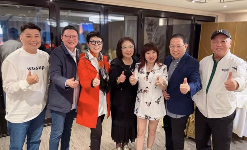 關菊英攜同性愛人參加好友聚會，戀愛多年形影不離，兩人越長越像