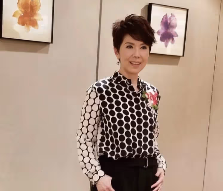 關菊英攜同性愛人參加好友聚會，戀愛多年形影不離，兩人越長越像