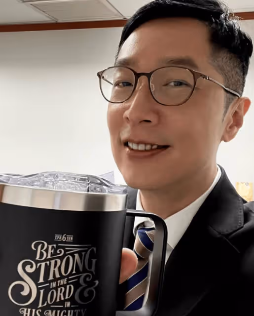 厲害！TVB前當家小生戰勝抑鬱，走出前半生陰霾，如今多個頭銜成人生贏家