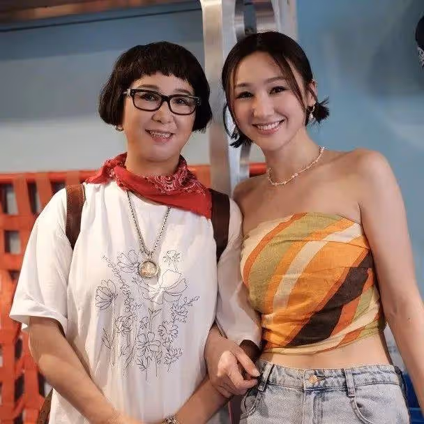 TVB上位花旦上內地熱門綜藝，現場見證父親向母親求婚，與媽媽同框像姐妹