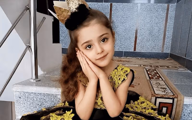 8歲小女孩因長相太美，爸爸為她辭職當保鏢，如今竟長成這樣！