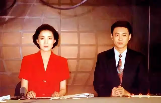 10年換5任妻子，被稱為「最渣主持人」，現任是大家熟悉的她