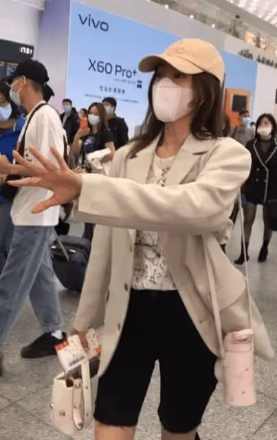 「秦嵐」又帶火了一種新穿法：T恤+抹胸+小黑褲，時髦洋氣又減齡