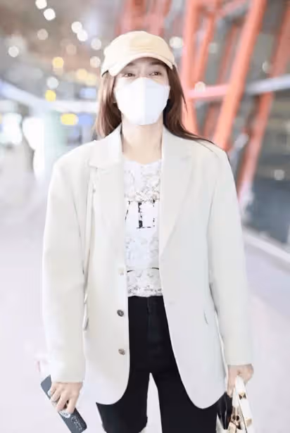 「秦嵐」又帶火了一種新穿法：T恤+抹胸+小黑褲，時髦洋氣又減齡