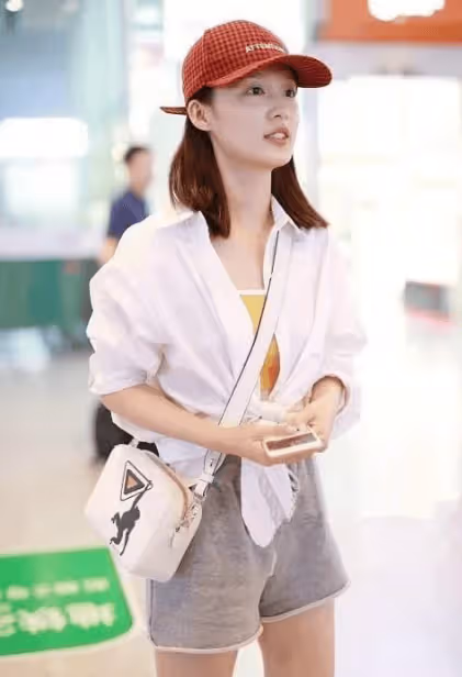 「李沁」素顏帶火了一種新穿法：襯衫+弔帶+短褲，時髦高級又減齡
