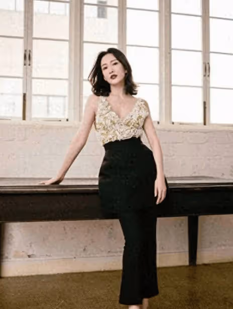 41歲王鷗曬最新美圖明艷動人 穿弔帶上衣秀好身材