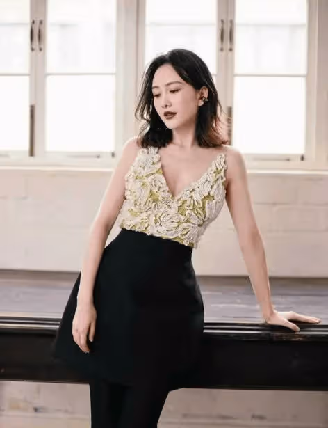 41歲王鷗曬最新美圖明艷動人 穿弔帶上衣秀好身材
