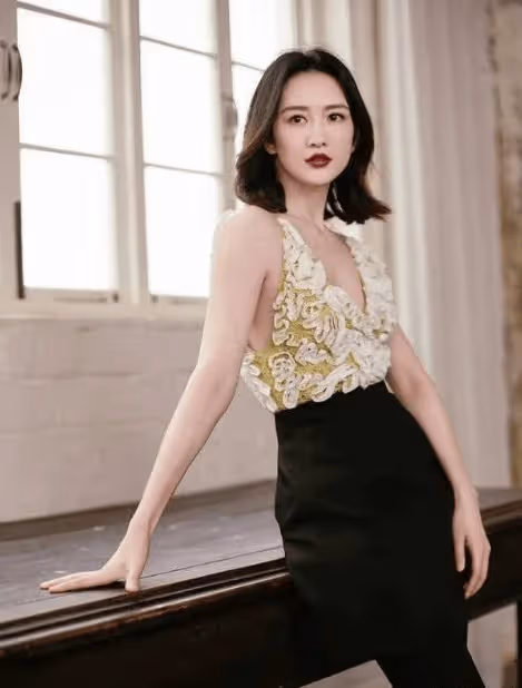 41歲王鷗曬最新美圖明艷動人 穿弔帶上衣秀好身材