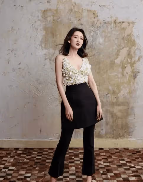 41歲王鷗曬最新美圖明艷動人 穿弔帶上衣秀好身材
