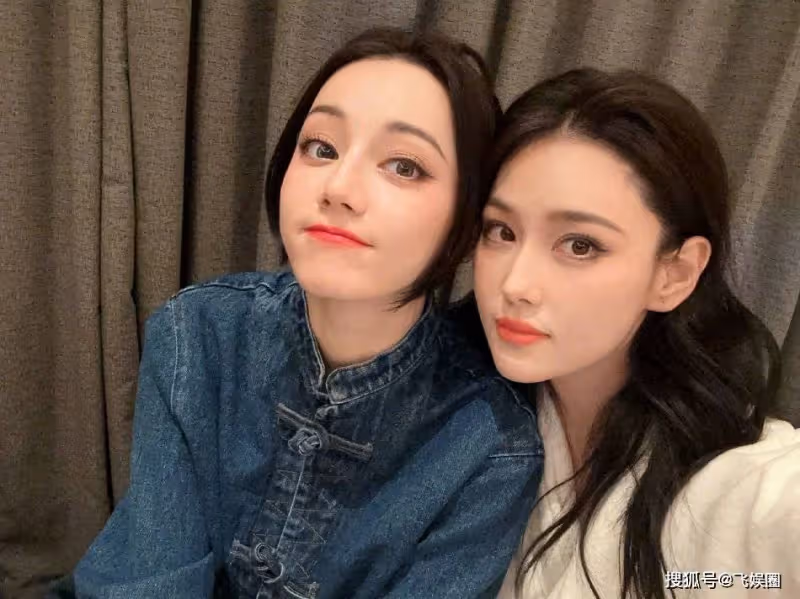 張馨予和迪麗熱巴展現友誼和親密關係,並為大家帶來搞怪可愛的合影