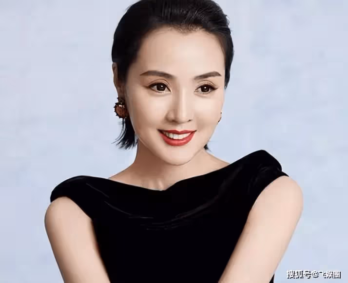 她是一股清新的風。電影《鬼子來了》讓她以「一脫成名」走紅