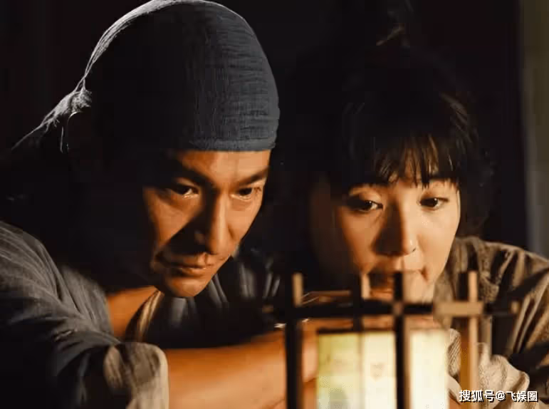 她是一股清新的風。電影《鬼子來了》讓她以「一脫成名」走紅