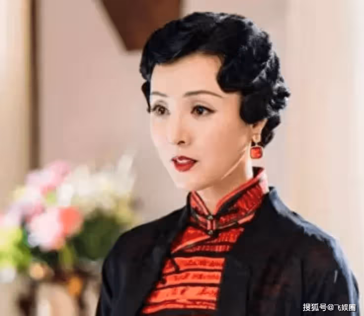 她是一股清新的風。電影《鬼子來了》讓她以「一脫成名」走紅