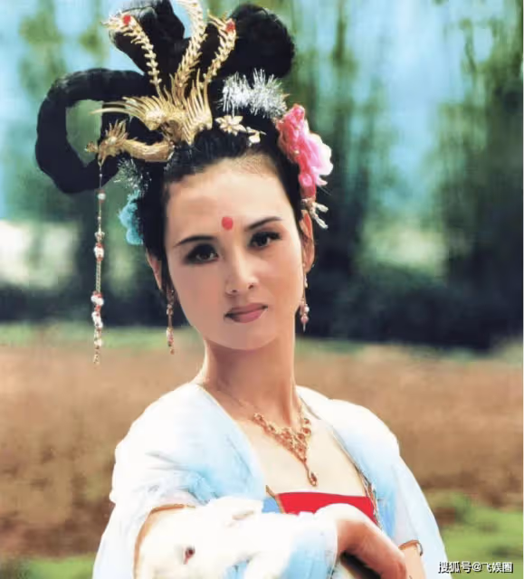 最美「嫦娥」身姿飄逸,充滿了超凡力量。她的美麗達到了匪夷所思的地步