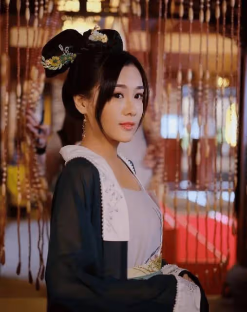 前TVB小花大曬白滑長腿！曾赴韓國做美胸，老公看到後大叫！