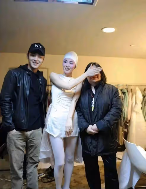 王菲新造型再次驚艷時尚圈!53歲穿女僕裝戴浴帽登台獻唱,天后硬是美成了少女