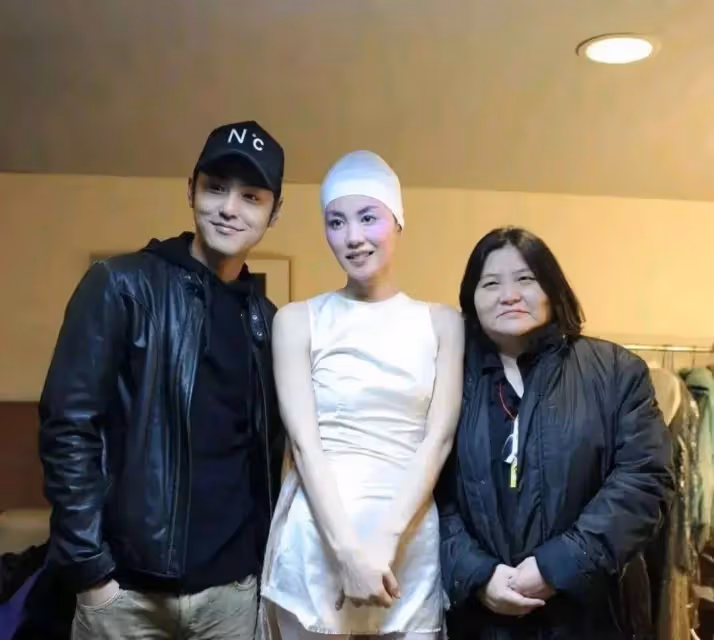 王菲新造型再次驚艷時尚圈!53歲穿女僕裝戴浴帽登台獻唱,天后硬是美成了少女