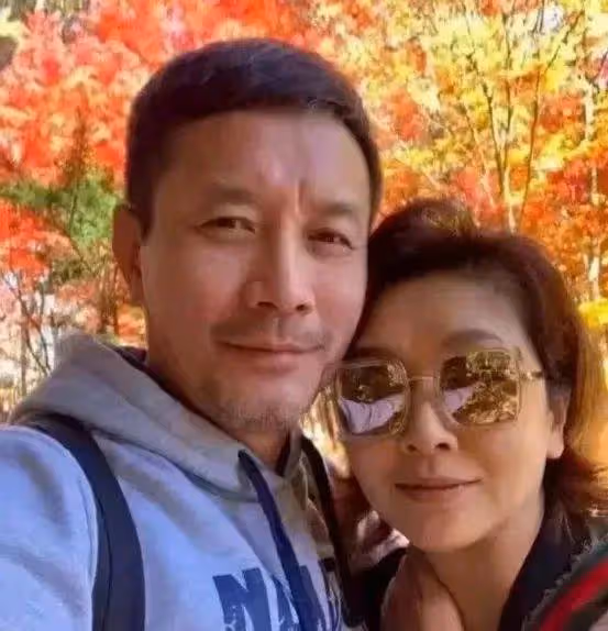 江珊二婚的老公,竟然是我們熟悉的他,穿西裝充滿男人味,比前夫高曙光帥多了