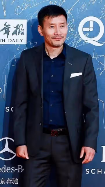 江珊二婚的老公,竟然是我們熟悉的他,穿西裝充滿男人味,比前夫高曙光帥多了