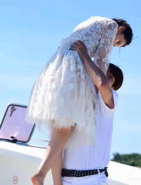 李沁和魏大勛遊艇嬉戲,穿半透明裙子太性感,李沁被舉起時,腳放的位置太尷尬