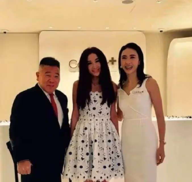56歲溫碧霞和51歲黎姿同框,一個被嘲笑裝嫩,一個自然很少女