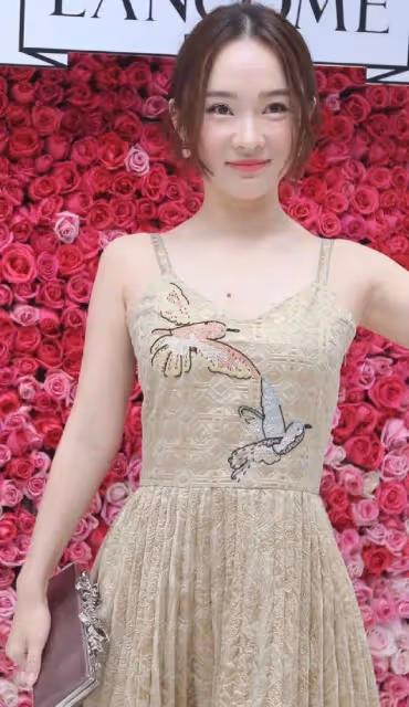 霍思燕都被杜江寵成小女孩,穿弔帶裙+高跟鞋亮相,不像80年的人
