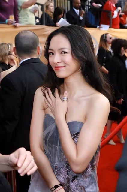 45歲章子怡與37歲楊冪同框,她卻更勝一籌,真是越活越滋潤