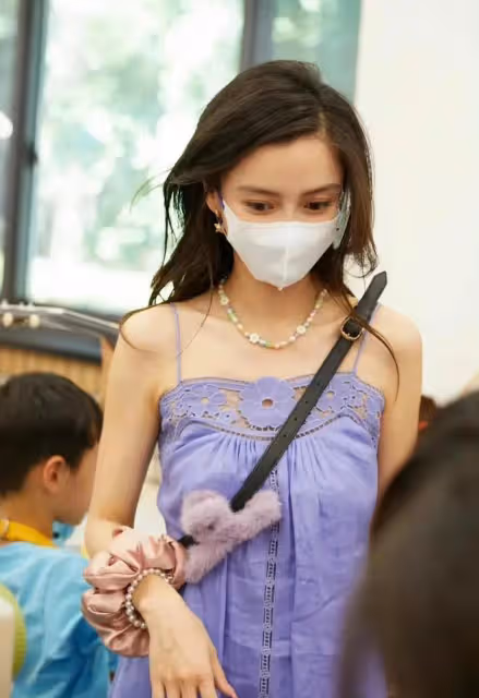 尺度太大了!Angelababy穿鏤空弔帶參加兒子學校活動被批不合適