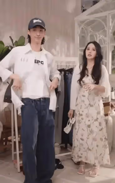 伊能靜帶兒子一同直播賣貨,直播間人氣超高,恩利事業起點高