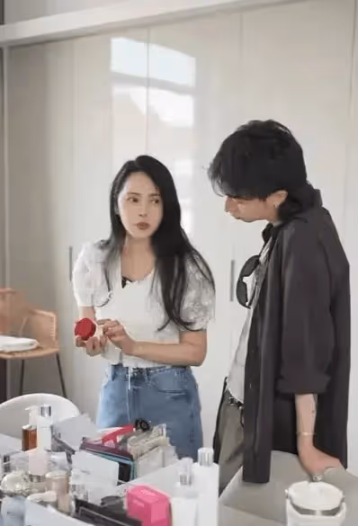 伊能靜帶兒子一同直播賣貨,直播間人氣超高,恩利事業起點高