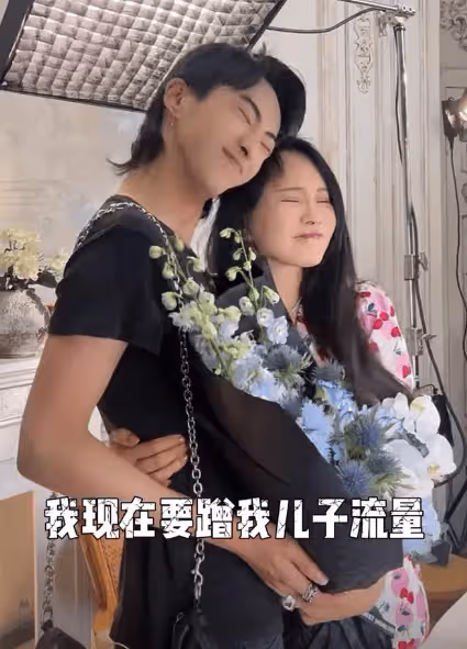 伊能靜帶兒子一同直播賣貨，直播間人氣超高，恩利事業起點高