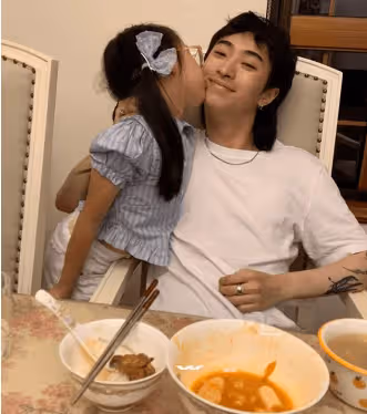 伊能靜帶兒子一同直播賣貨，直播間人氣超高，恩利事業起點高