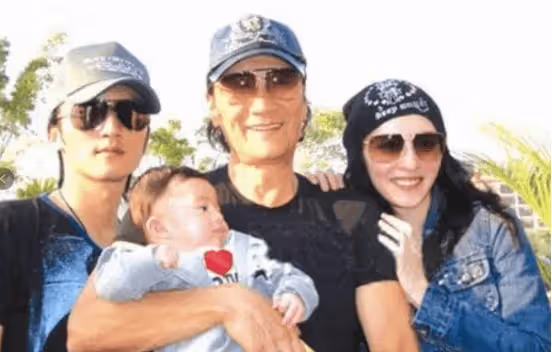 張柏芝要給孩子改姓,謝賢回應6個字讓網友沸騰,謝霆鋒尷尬了