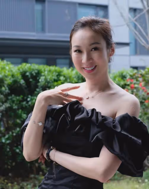 TVB富家千金穿超高衩旗袍,肚腩太突出?大方回應:衣服皺難P