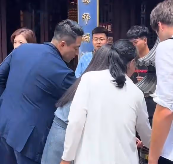 小梅帶汪小菲到寺廟上香，幫汪家求財神，全力支持張蘭事業